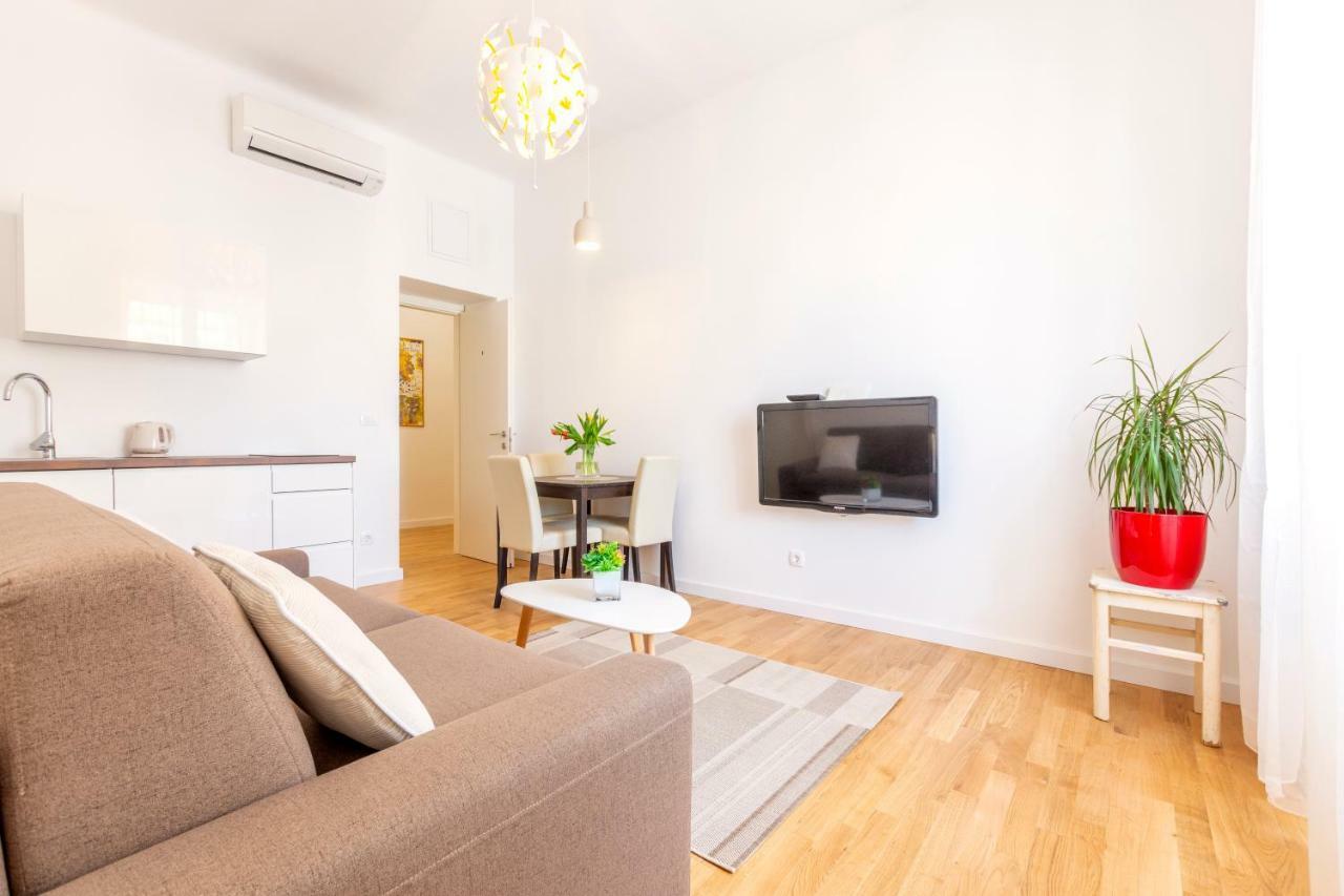 I Apartment *
